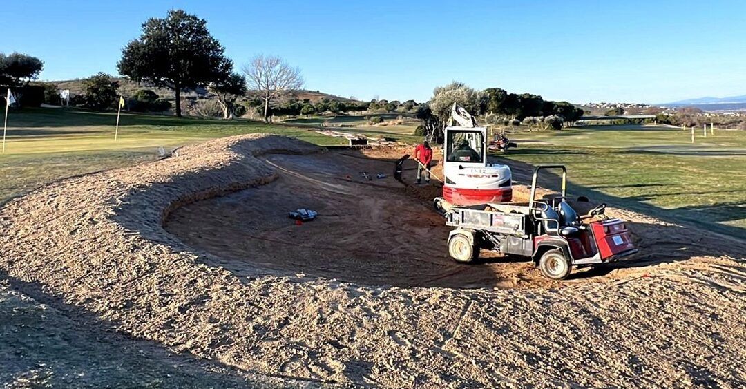 Mafer Golf concluye la reforma de los bunkers de la primera vuelta del recorrido del Club de Golf Retamares con el método Better Billy Bunker