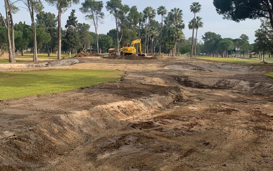 Las obras de renovación de la segunda vuelta del recorrido del Real Club Pineda de Sevilla continúan a buen ritmo a pesar de las persistentes lluvias