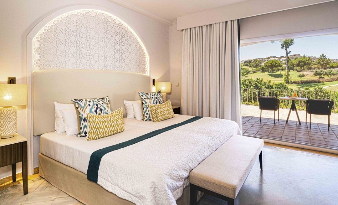 La Cala Resort presenta las renovadas habitaciones de su hotel así como su nuevo restaurante Steakhouse y un moderno simulador de golf