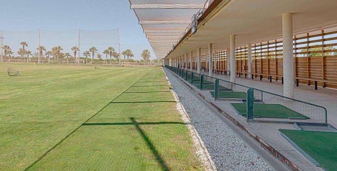 La Junta de Andalucía licita por un millón de euros el contrato por un año de los servicios deportivos y auxiliares de la Escuela Pública de Golf El Toyo