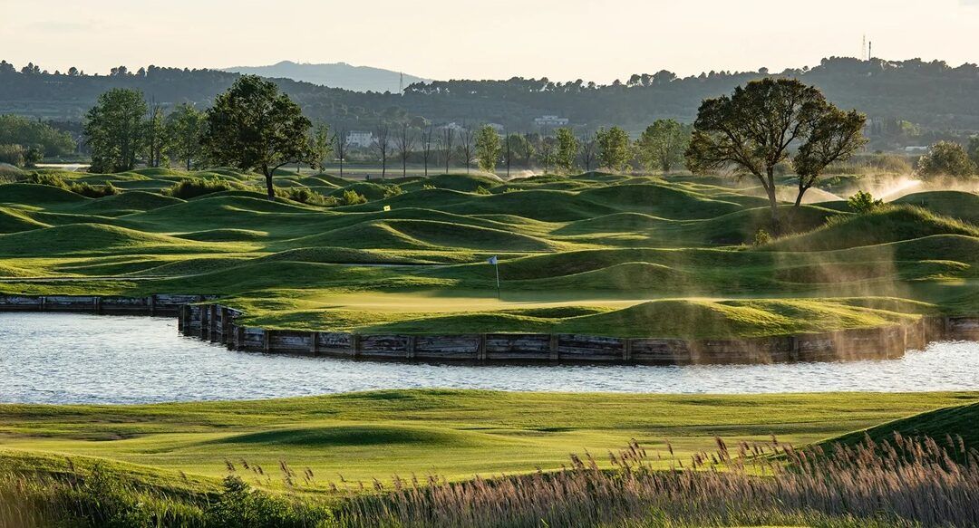 El desafiante recorrido Links de Empordà Golf marca el inicio del Santander Golf Tour 2025