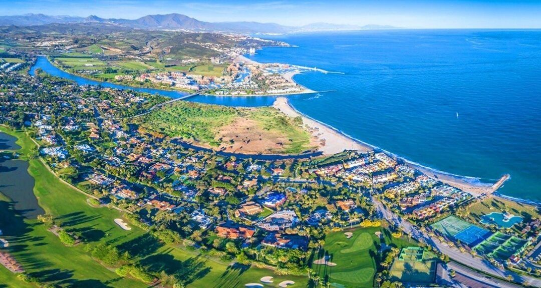 El precio de venta de viviendas de Sotogrande se encarece un 30 % en 2024 y se codea con destinos de lujo como Mónaco, Saint-Tropez o The Hamptons
