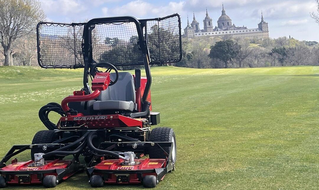 El Real Club de Golf La Herrería incorpora a su parque de maquinaria una Toro Groundsmaster 3500-D con SideWinder