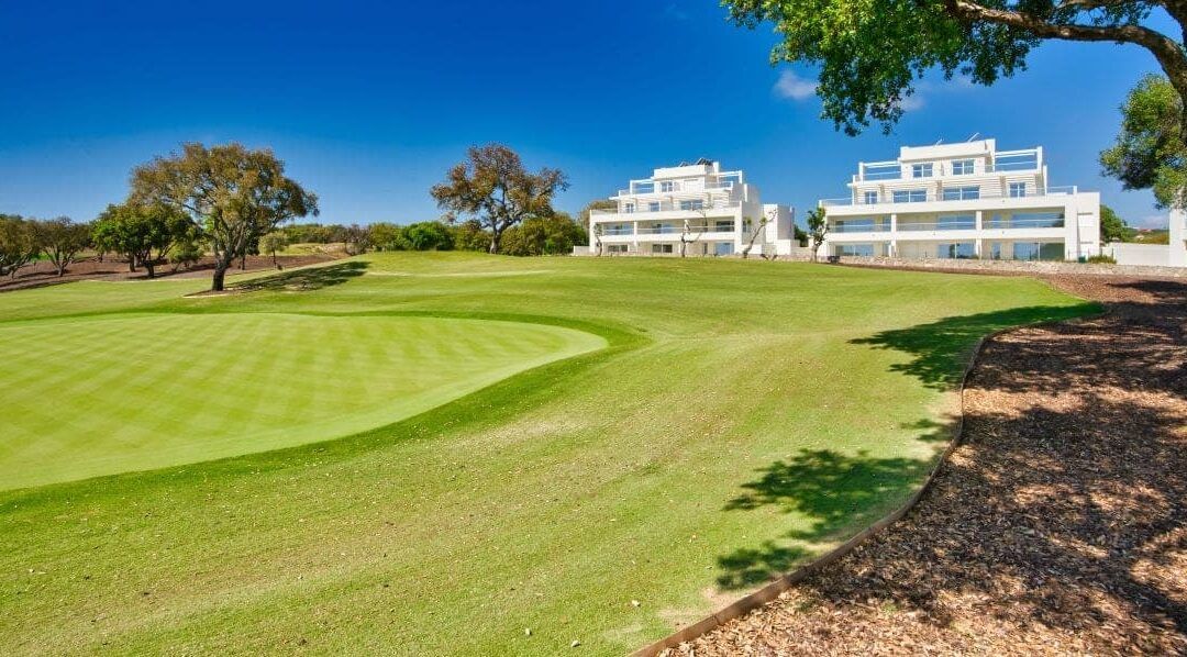 Andalucía y Comunidad Valenciana lideran la compra de viviendas nuevas por parte de extranjeros, con un notable interés en las áreas con campos de golf