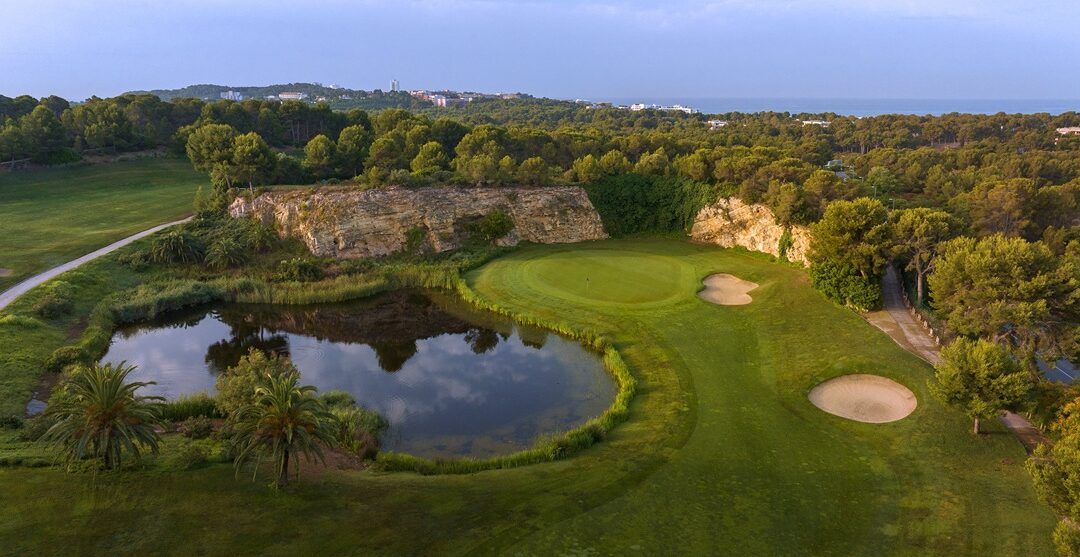 Bermuda 419 en calles y Zoysia alrededor de bunkers en su campo Hills, apuestas de INFINITUM alineadas con el compromiso del resort con la sostenibilidad