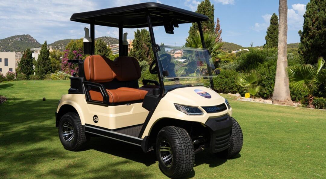 Golf de Andratx renueva su flota de vehículos incorporando buggies eléctricos personalizados de Teycars