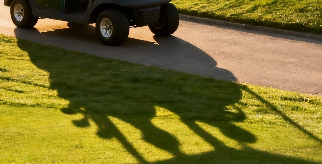 La nueva ley 5/2025 obliga a asegurar todos los vehículos en los clubs de golf incluyendo buggies, vehículos de trabajo y maquinaria de mantenimiento