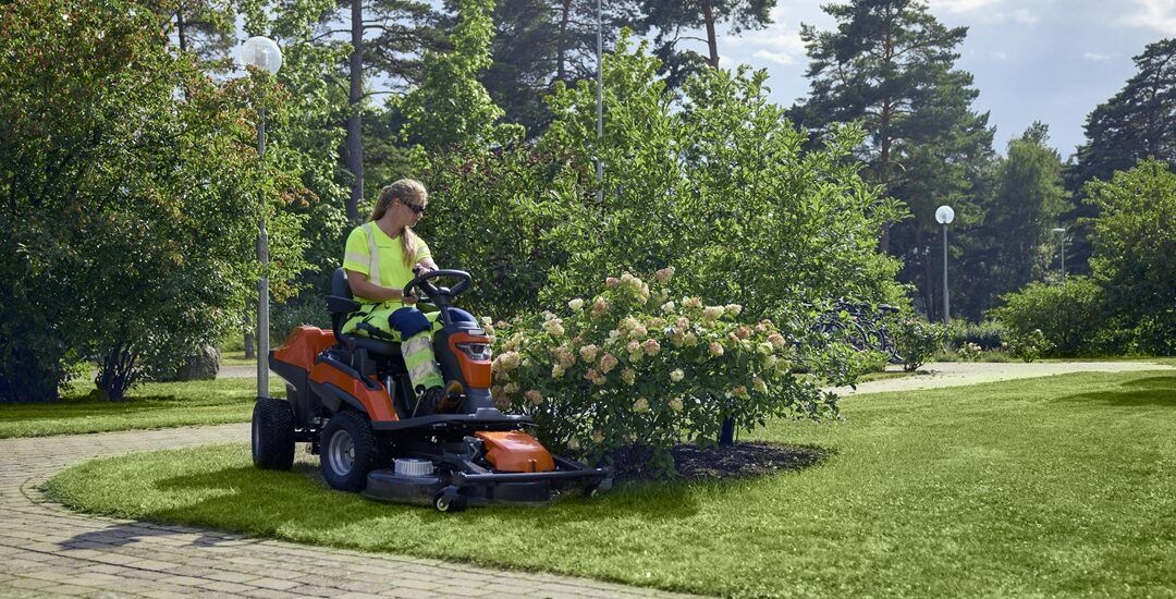 Husqvarna lanza su primer RIDER a batería para uso profesional permitiendo un trabajo silencioso con optimizada maniobrabilidad