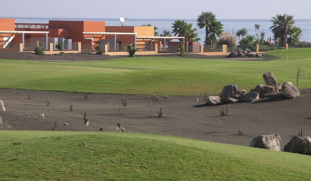 Sale a subasta el campo de golf Salinas de Antigua acompañado de su desaladora y de casi un centenar de parcelas urbanas aledañas