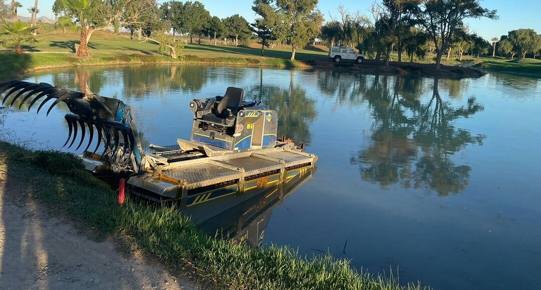 Truxor Golf pone a punto los lagos del Real Guadalhorce Club de Golf extrayendo varias toneladas de material vegetal