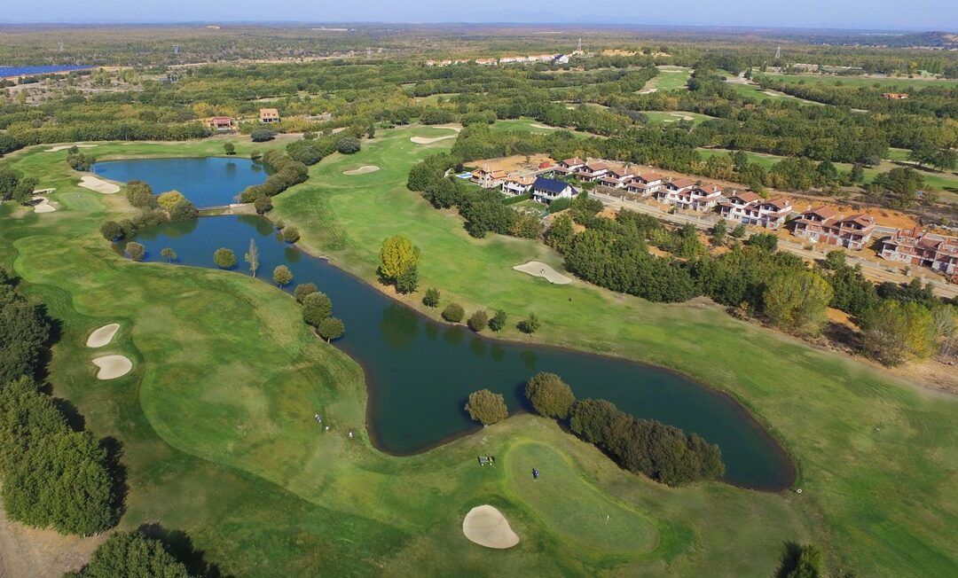 Un grupo de socios del club León Golf presenta a su actual propietario una oferta de compra del recinto deportivo