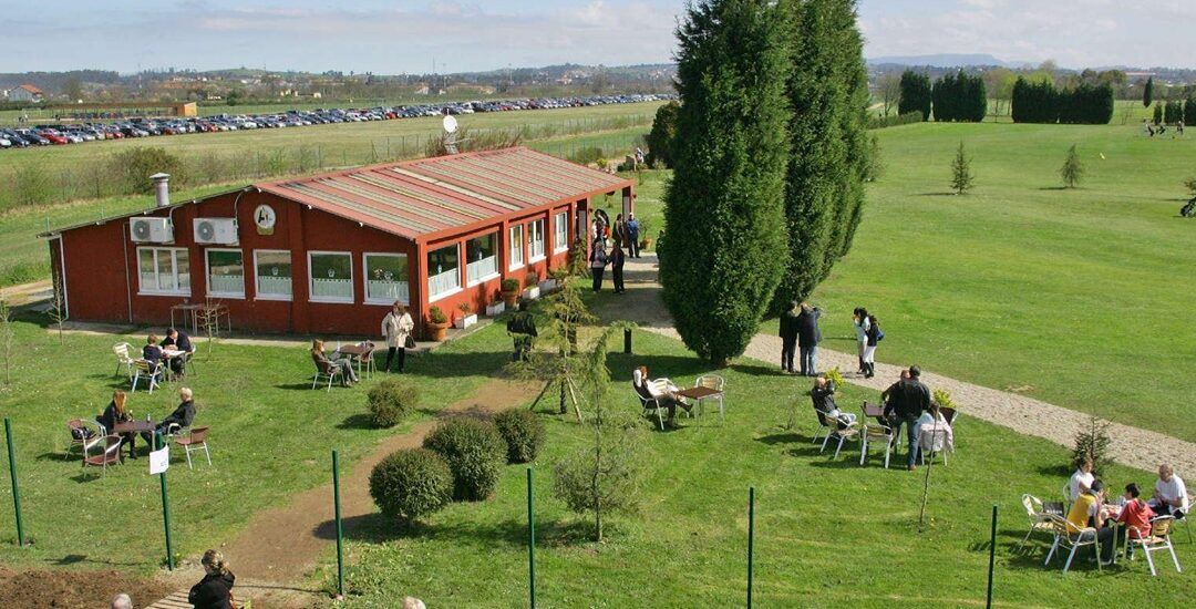 Los usuarios del campo de golf La Morgal, indignados por la decisión de la Fundación Museo y Circuito Fernando Alonso de cerrar su cafetería