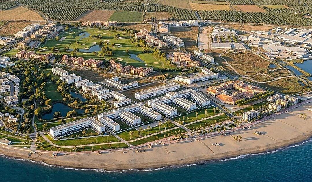 Luz verde al plan urbanístico de Playa Granada con campo de golf de dieciocho hoyos, hoteles, promociones residenciales, VPO y marina deportiva