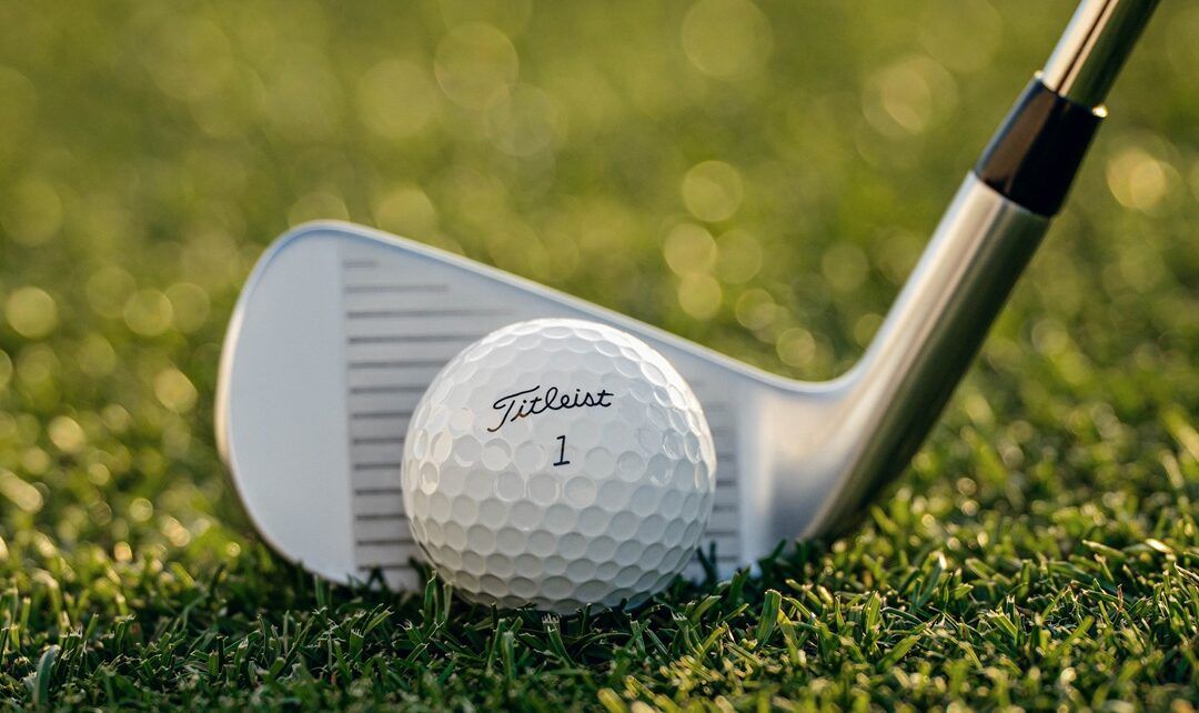 Titleist presenta la nueva bola AVX con una reformulada cubierta de uretano más gruesa que la de la generación anterior