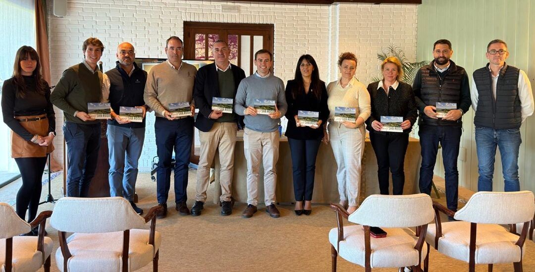 Presentada la versión actualizada de la Guía del Golf de San Roque con información de sus nueve campos y ocho clubs de golf