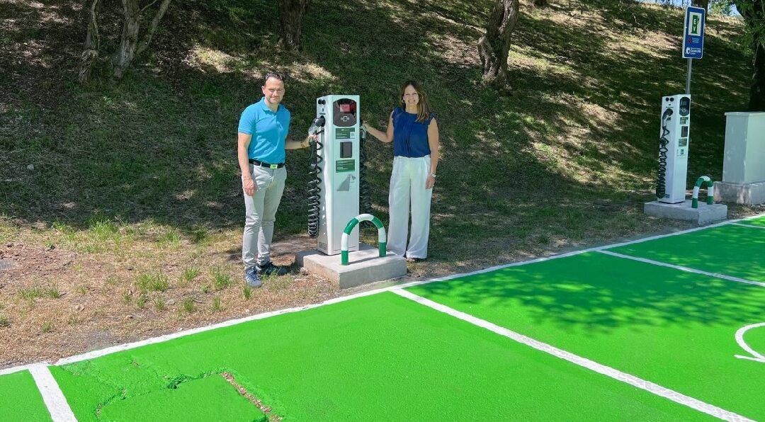 Cantur instala cuatro nuevos puntos de recarga para vehículos eléctricos en cada uno de sus campos de golf