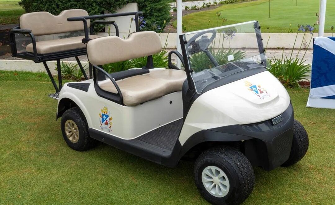 El Real Club de Golf de Tenerife cede y adapta el buggy que utilizará el papa León XIV en su travesía por el casco histórico de San Cristóbal de La Laguna