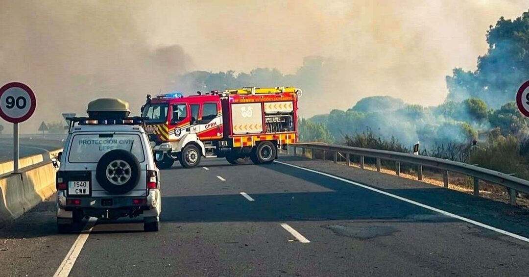 El Infoca da por controlado el incendio en un paraje de Lepe próximo a la urbanización Islantilla Golf