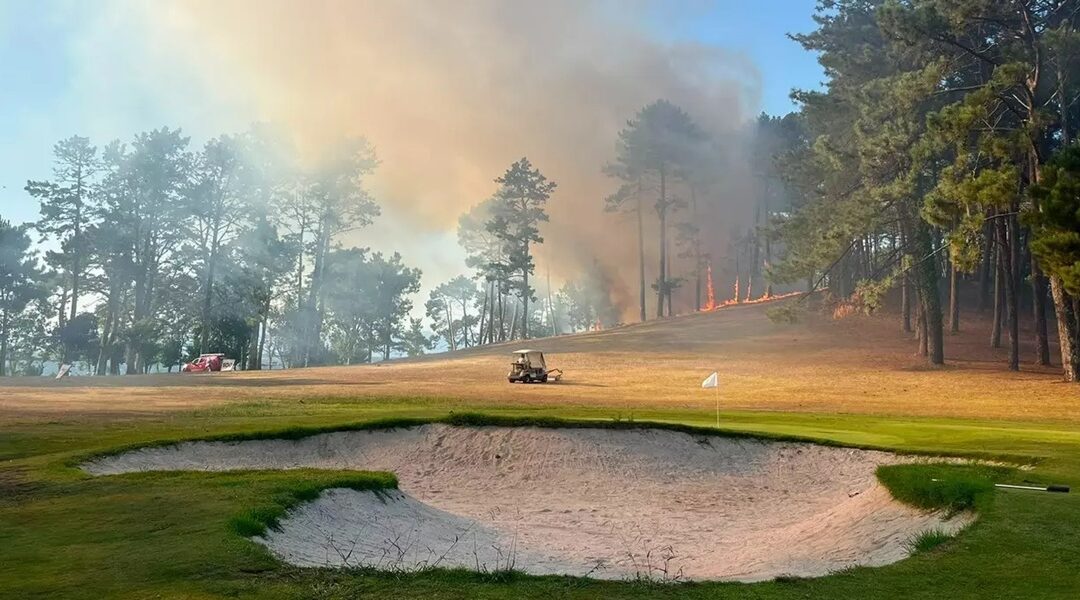 El incendio en la arboleda del Real Club de Golf La Toja queda en un susto tras la rápida actuación de los equipos de emergencia