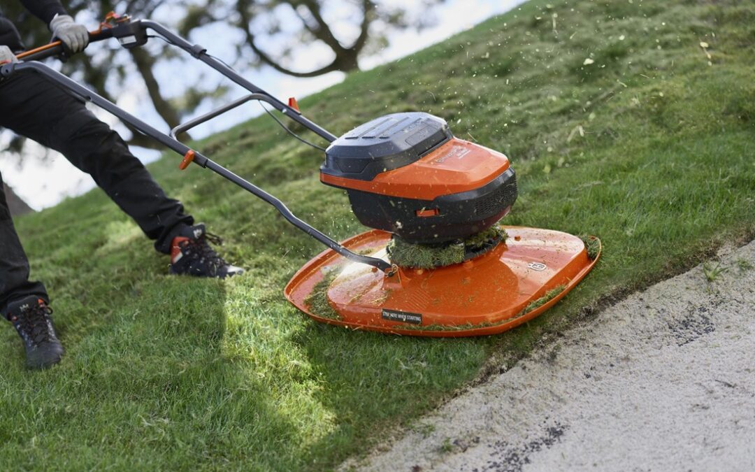 Husqvarna presenta el primer cortacésped flotante de batería de ancho completo para el mantenimiento de campos de golf