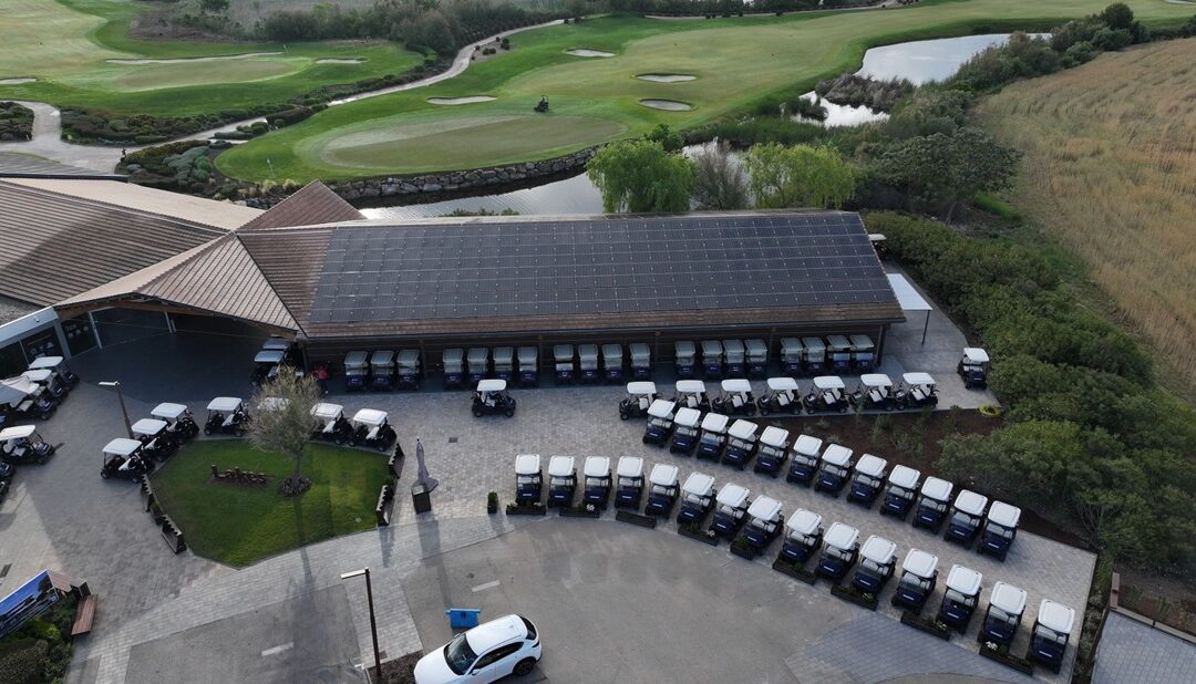 INFINITUM avanza hacia un golf más sostenible con cincuenta nuevos buggies eléctricos y autoconsumo de energía solar